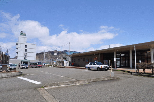 小出駅の駅前広場