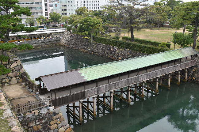 天守台からコトデンの高松築港駅ホームを望む