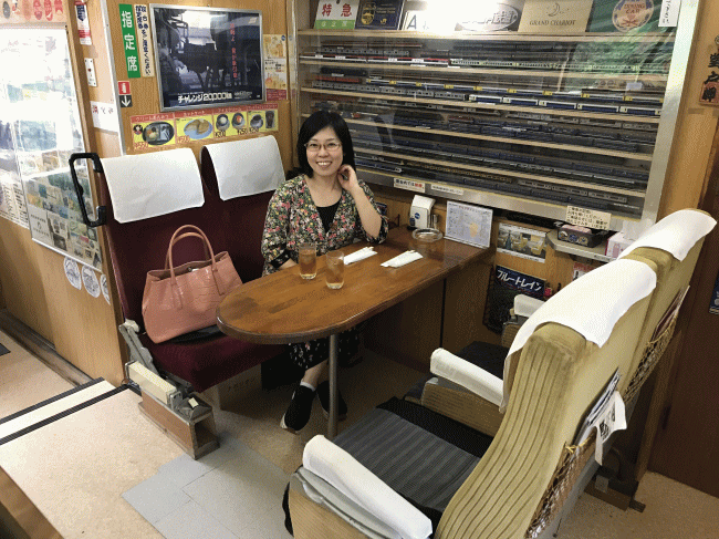 たこ焼き北斗星の店内（0系新幹線の椅子）