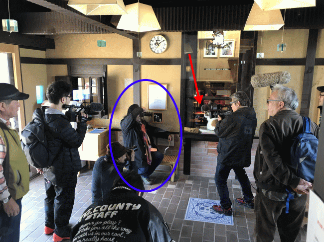 たま駅長の撮影を行う写真家の中井精也先生