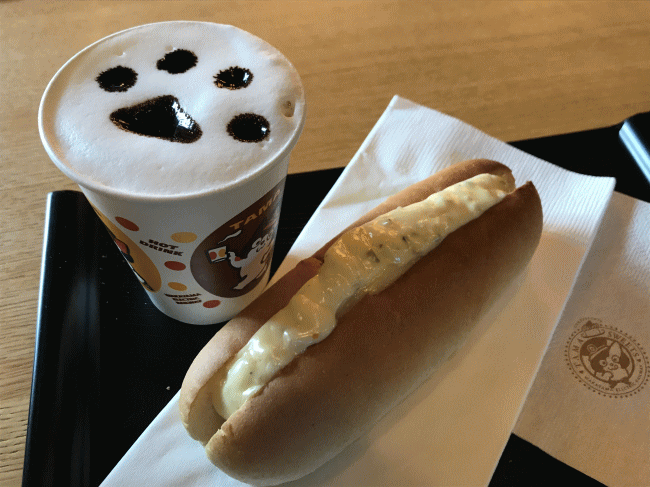 たまカフェのホットキャットセットと肉球ラテアートのカフェオレ
