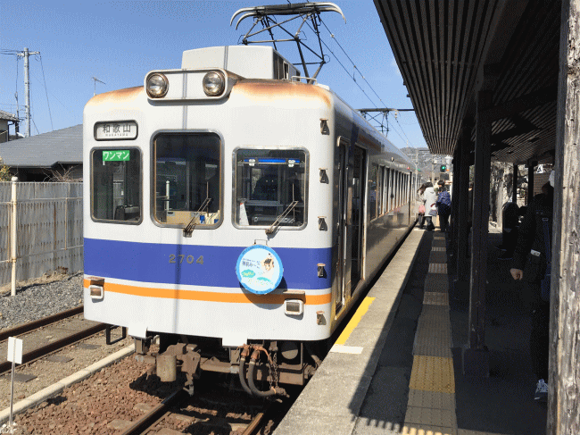 貴志駅に停車中の2270系電車