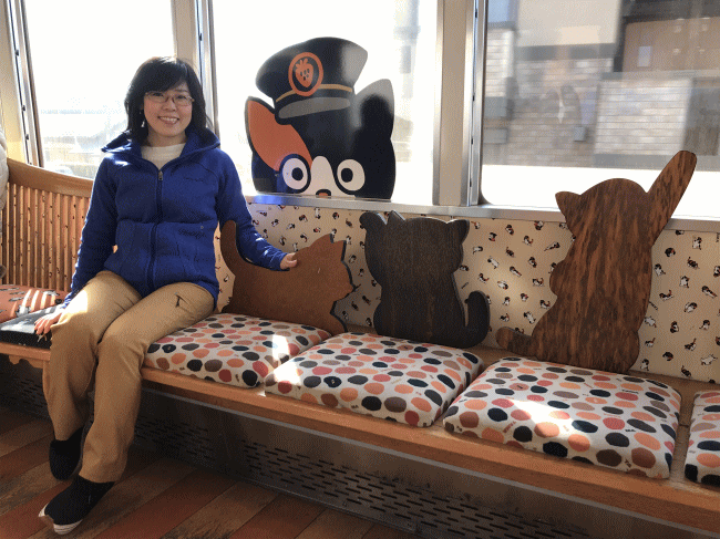 たま電車に乗車して楽しんでいる妻