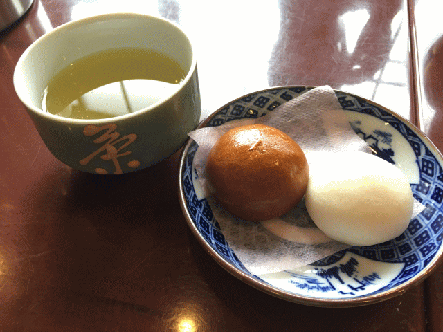 オリーブの茶とまんじゅう