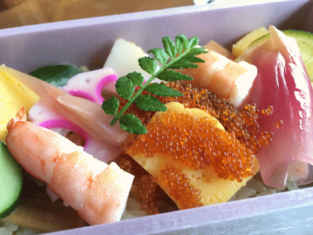 舞鶴ちらし寿司の飛子や木の芽などのアップ写真