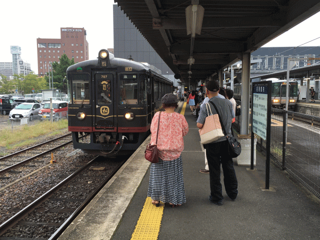 丹後くろまつ号が入線した西舞鶴駅