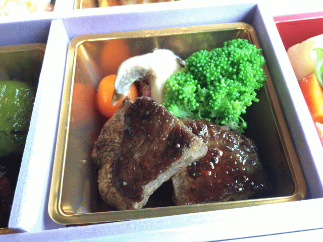 牛ステーキ、丹波大黒しめじ、人参とブロッコリー