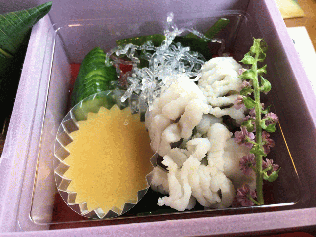 鱧（はも）の湯引きの焼き〆、蛇腹胡瓜に海藻麺、穂紫蘇や酢味噌添え