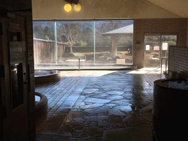 うすずみ温泉の風呂場と露天風呂