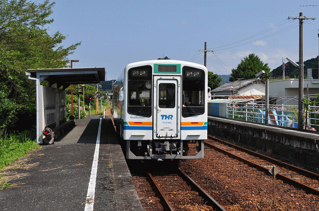 原谷駅に停車中の天竜浜名湖鉄道