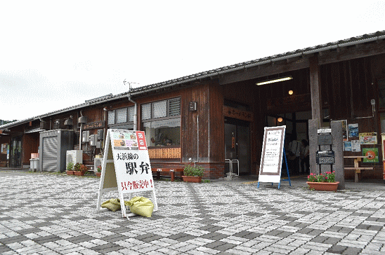 天竜二俣駅の外観と駅弁の看板