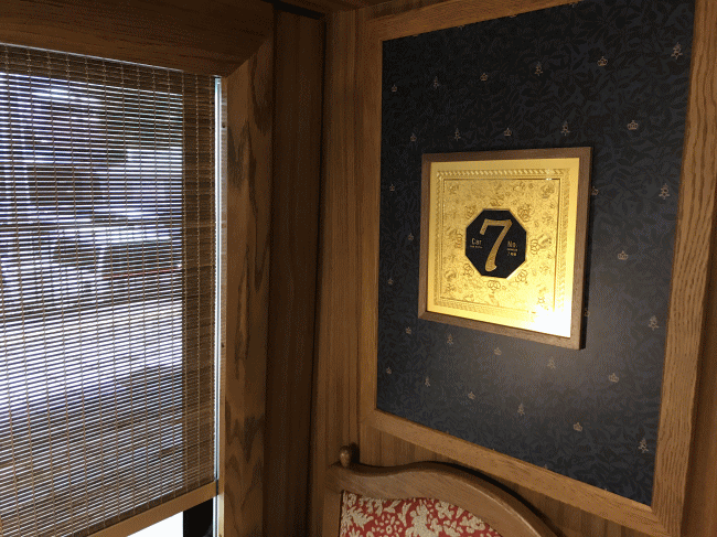 室内に飾られる電気鋳造の壁掛け