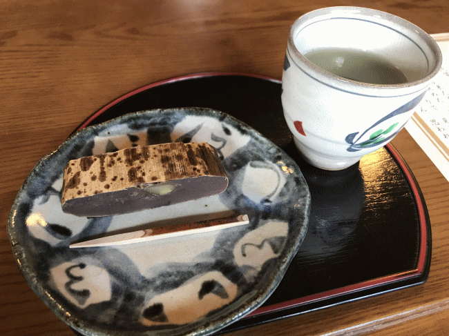 東海館でもてなされたお茶菓子