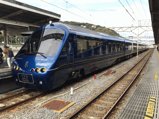 伊東駅に入線したザロイヤルエクスプレス