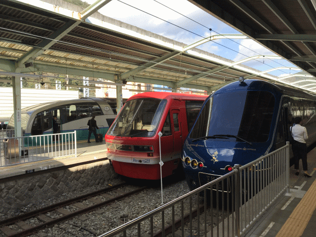 ザロイヤルエクスプレスと並んだリゾート21きんめ電車とスーパービュー踊り子