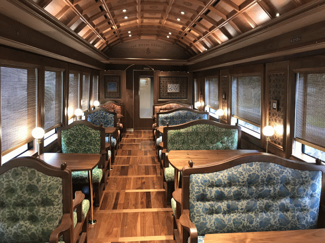 ザロイヤルエクスプレスの2号車の室内