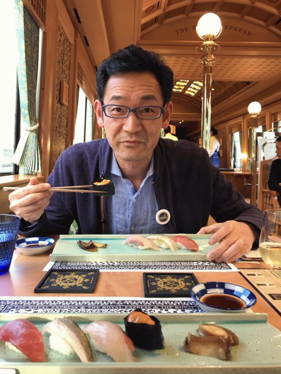 ザロイヤルエクスプレスの車内でお寿司を食べる