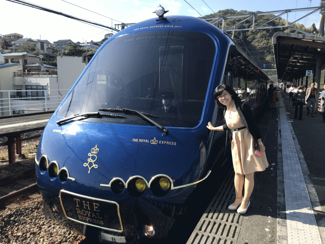 伊豆稲取駅に停車中のザロイヤルエクスプレス