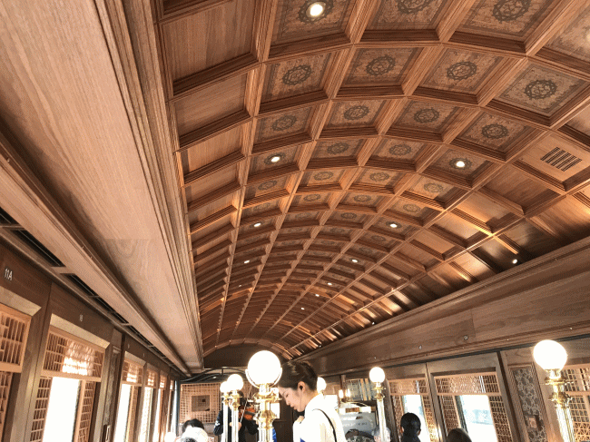 ザロイヤルエクスプレスで食事をしたプラチナクラス車両の天井