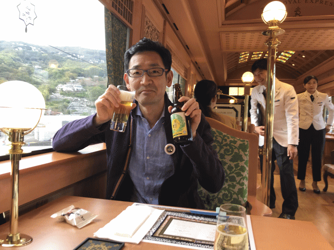 ザロイヤルエクスプレスで地ビールを飲む