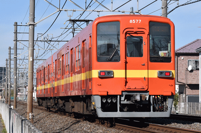 リバイバルカラーの８０００系回送列車