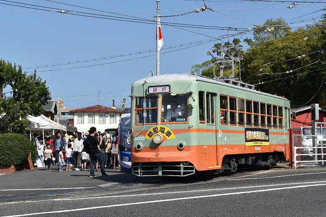 「防犯電車」が出庫