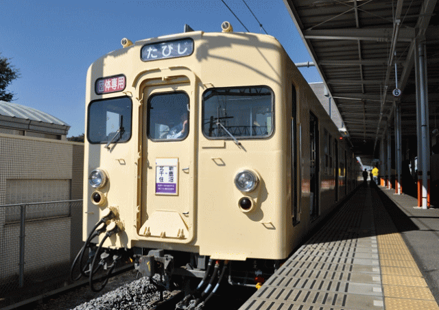 板倉東洋大前駅に停車中の東武鉄道の8000系貸切列車