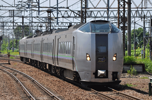 滝川駅に到着する「スーパーカムイ９号」