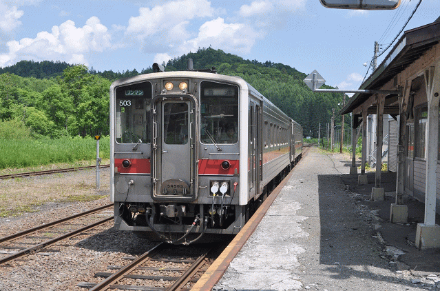 峠下駅到着した2両編成の留萌本線