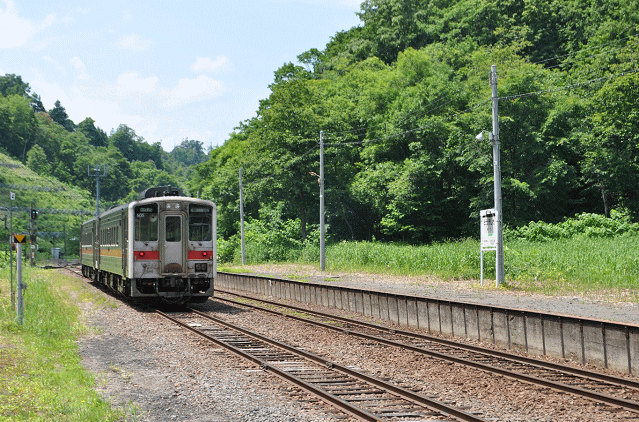 峠下駅を発車した留萌本線増毛行