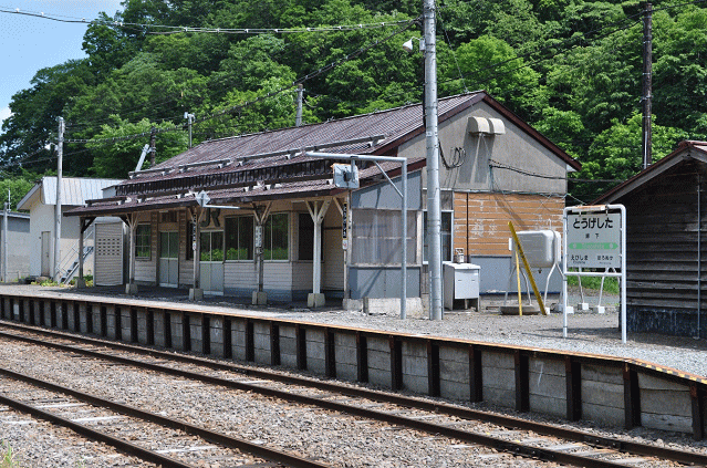 峠下駅の駅舎とホーム、駅名板