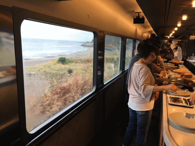 東北エモーションのバーカウンターの様子