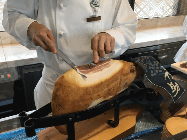 東北エモーションのバーカウンターで生ハムスライスの実演