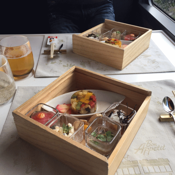 東北エモーションのランチ料理の前菜が届いたところ