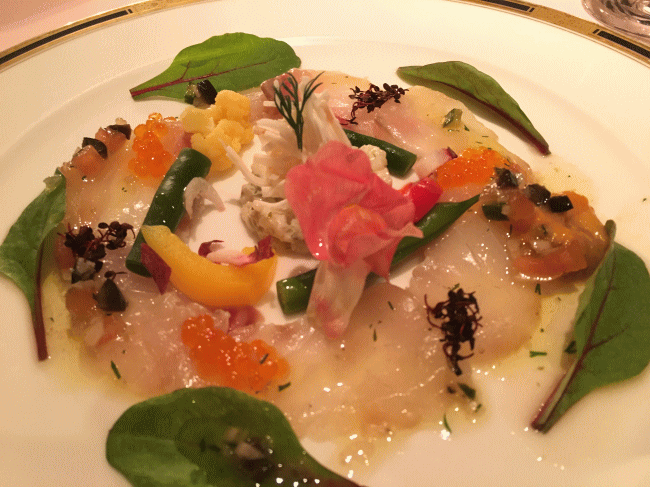 真鯛のハーブマリネに蒸しアワビのタルタル、根セロリのレムラードサラダ添え（シュールラメールのファンタジーコース料理）