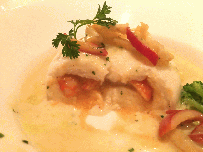 帆立貝と白身魚のムースドーム ホッキ貝添え ソースヴェルモットの中身