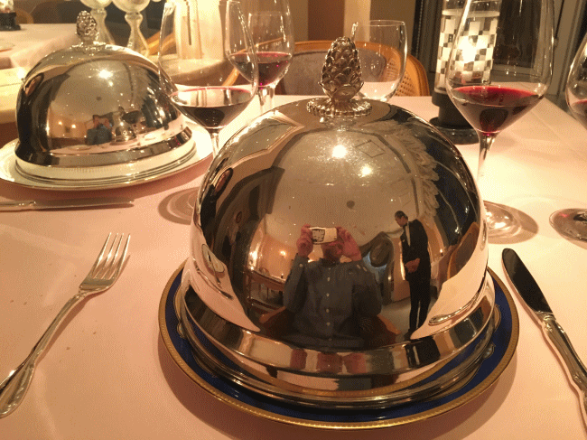 シュールラメールのコース料理の肉料理が提供