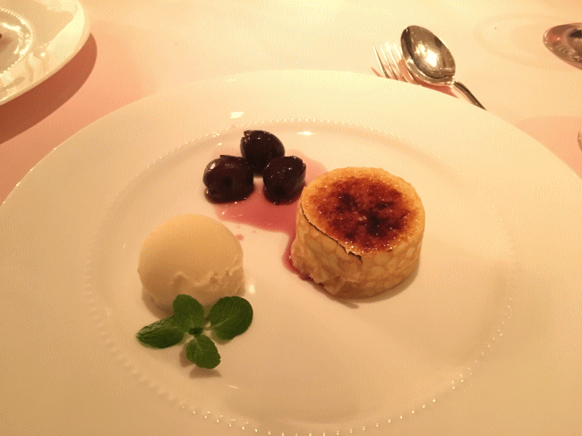 フレンチレストラン「シュールラメール」のスリーズジュビレとクレープブリュレ 炎のソース