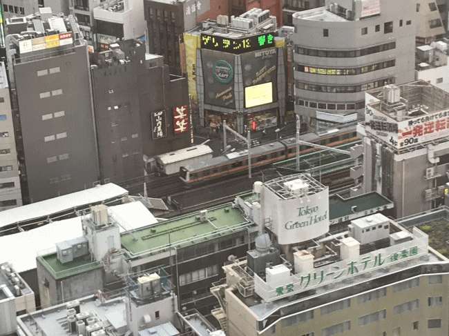 東京ドームホテルから見た中央線快速電車