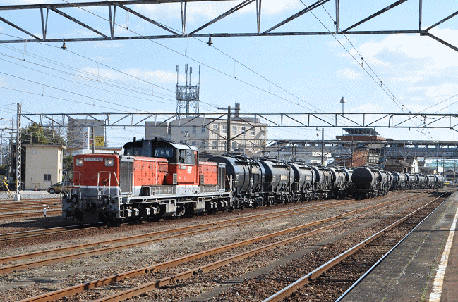 四日市港からのセメント列車5364列車が富田駅に到着