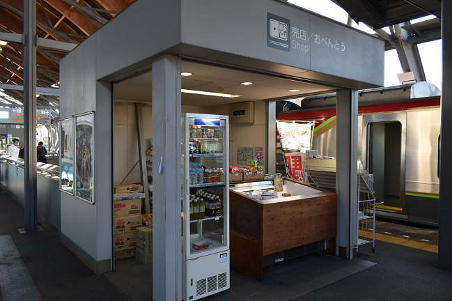 高知駅ホームの駅弁売り場