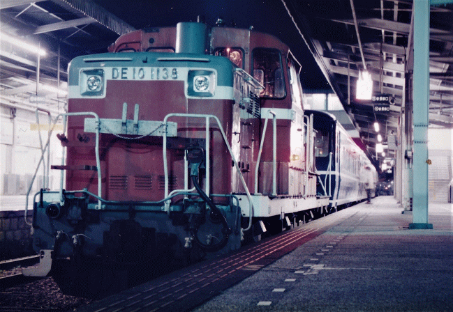 高知駅で発車を待つ臨時快速「ムーンライト高知」