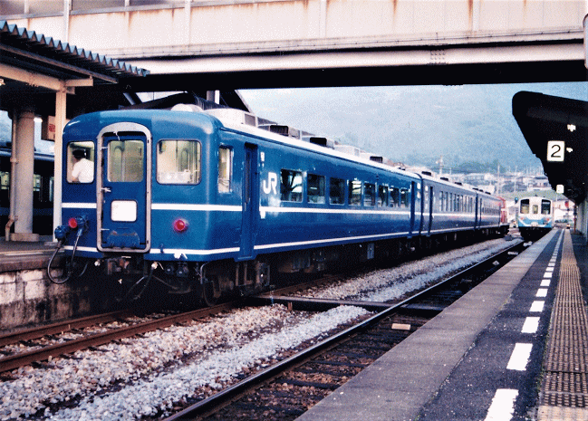 阿波池田に到着した高知行「ムーンライト高知」