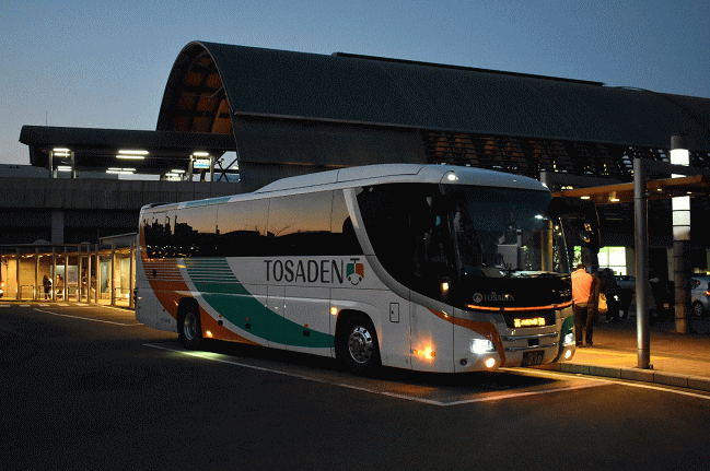 高知行の夜行バス「ドラゴンライナー号」