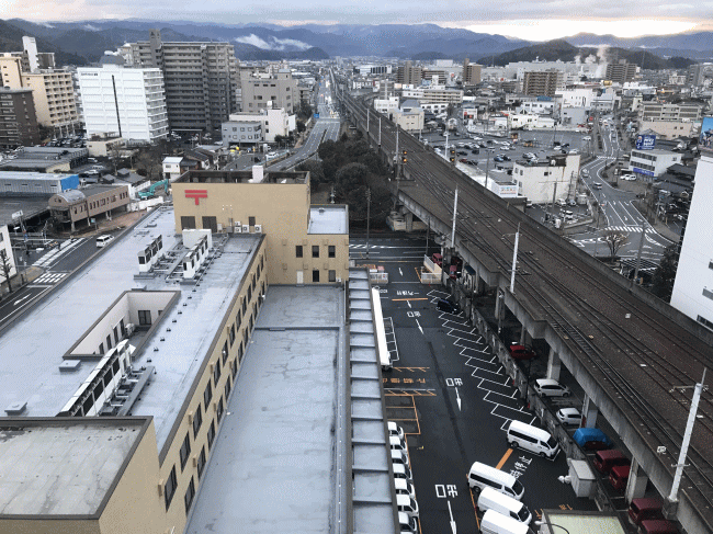 鳥取ワシントンホテルプラザからの山陰本線の眺め