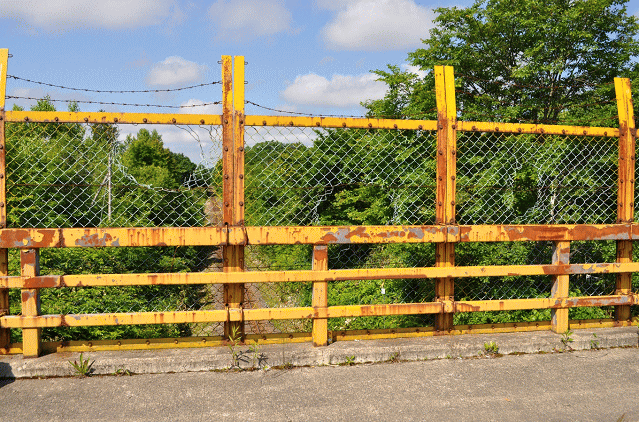 豊ヶ岡駅近くの撮影地のフェンス