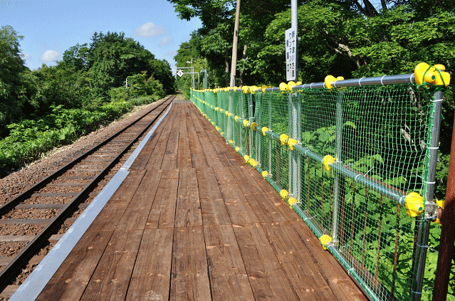 豊ヶ岡駅の板張りのホーム