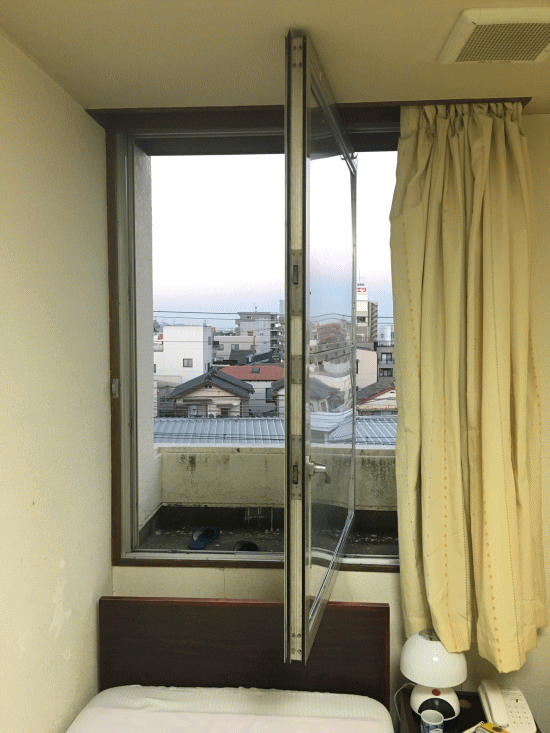 豊橋パークホテルの窓の開き具合