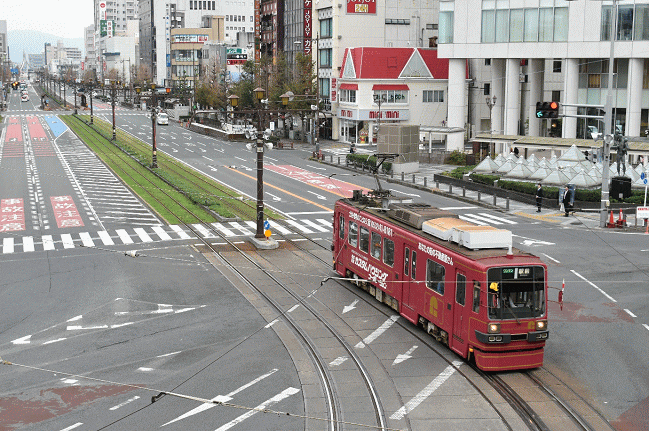 駅前電停に到着する豊橋鉄道市内線電車
