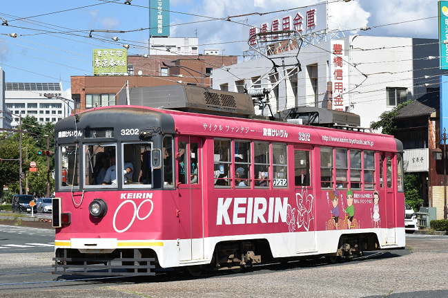 新川交差点にてモ3202豊橋競輪広告電車を撮影